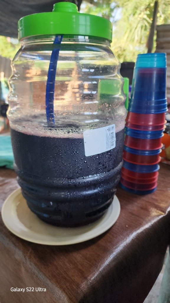 Agua fresca de jamaica en vitrolero – Comedor Doña Martha