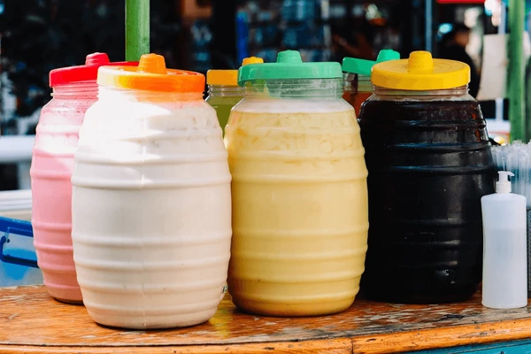 Aguas frescas artesanales en vitroleros – Comedor Doña Martha