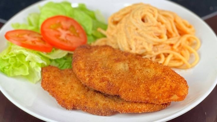 Empanizado de pollo con espagueti
