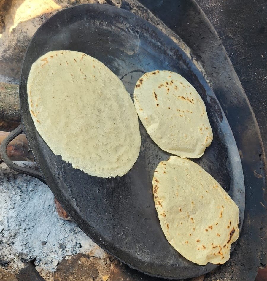 Tortillas de maíz hechas a mano en comal – Comedor Doña Martha
